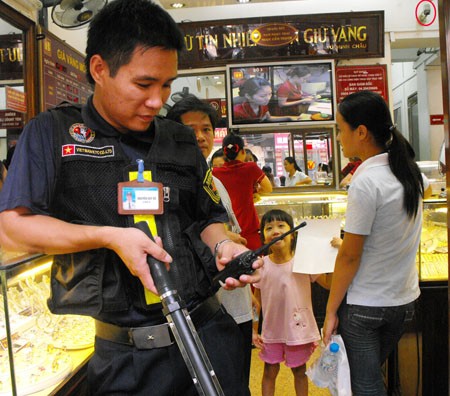 Đội ngũ bảo vệ chuyên trách tại các cửa hàng vàng đều được đào tạo và trang bị những thiết bị hiện đại nhằm khống chế các tên cướp trong những tình huống xấu nhất.